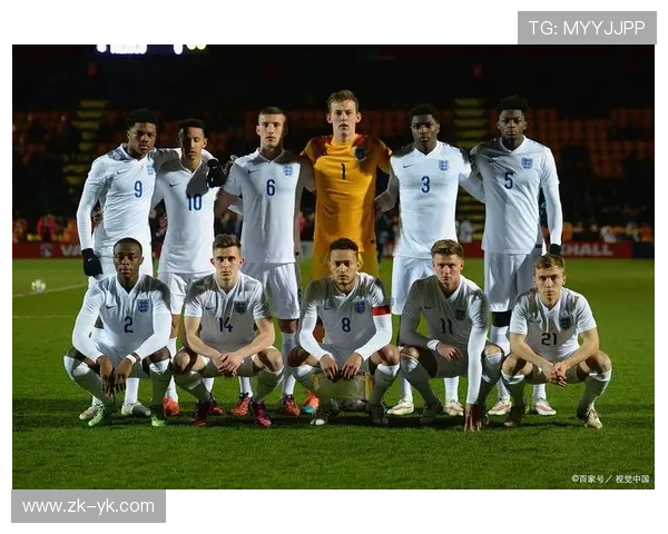 在绿茵场上绽放的爱情：足球明星与他的甜蜜追随者的浪漫故事